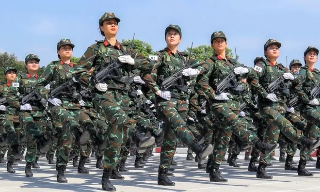 Từ năm 2026 Sĩ quan quân đội được hưởng phụ cấp đặc thù hằng tháng 100% mức tiền lương theo cấp bậc quân hàm cộng với loại phụ cấp nào theo Nghị định 281 khi làm nhiệm vụ ở nước ngoài?