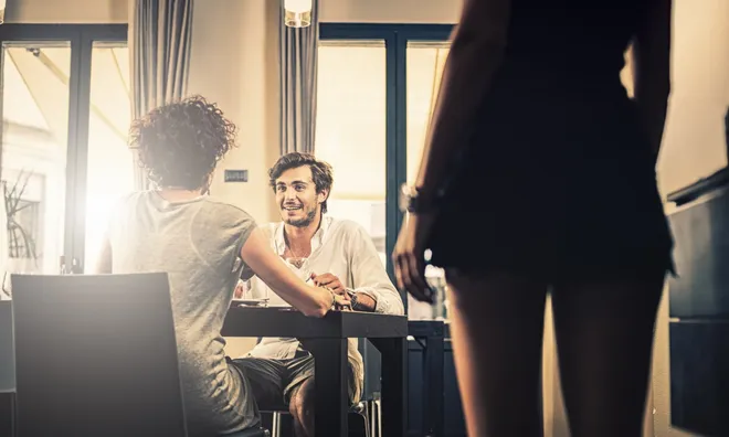 Theo dõi bố chồng đến tận nhà nghỉ để bắt quả tang, con dâu ngỡ ngàng khi giáp mặt "tiểu tam" cùng câu nói sững sờ