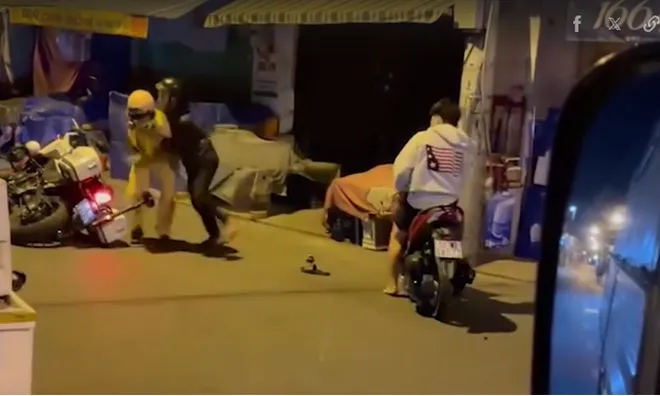 Clip: Bức xúc cảnh thanh niên ôm CSGT để bạn lấy xe đi nhằm "né" đo nồng độ cồn