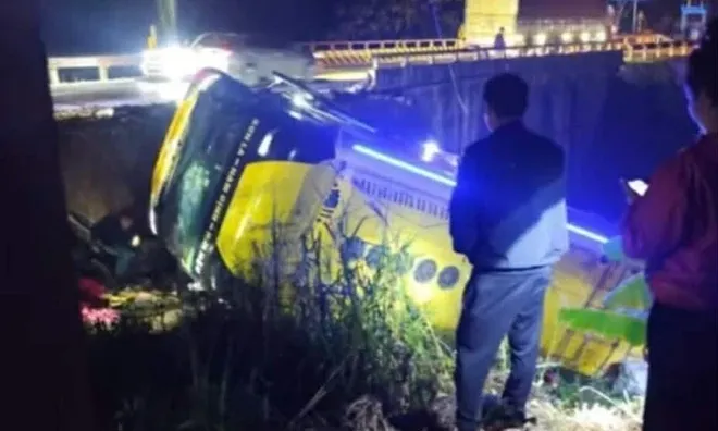 Thương tâm: 4 người tử vong khi xe khách chạy quốc lộ 6 hướng Hà Nội - Sơn La lao xuống cống