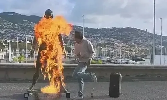 Bức tượng Cristiano Ronaldo bị đốt ngay trước bảo tàng CR7 và 1 thông điệp sốc