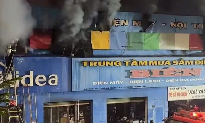 Thương tâm hai mẹ con tử vong, người chồng bị thương khi trung tâm mua sắm điện máy chìm trong biển lửa