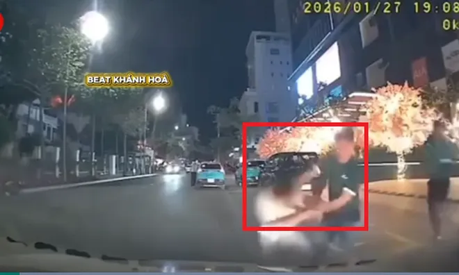 Người đàn ông bị đấm ngã gục trước trung tâm thương mại ở Nha Trang, vì đâu nên nỗi?