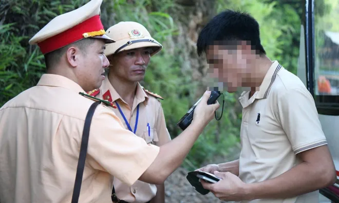 Nếu chỉ hôn một người say rượu mà thổi lên nồng độ cồn thì phải làm như thế nào để "giải oan"?