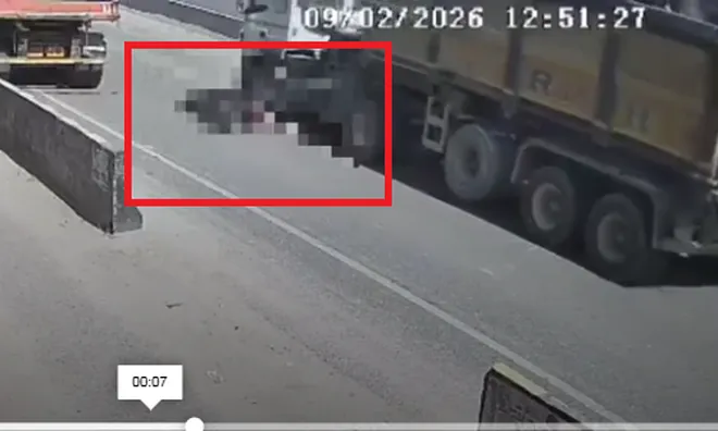 Khoảnh khắc đau lòng người đi xe máy tử vong sau cú phanh gấp và lao vào xe tải