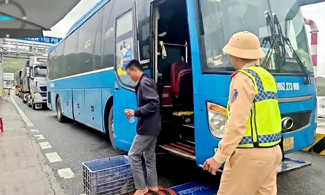 Dịp Tết 2026, xe khách nhét thêm người ngồi ghế nhựa, ghế xếp thì bị xử phạt như thế nào?