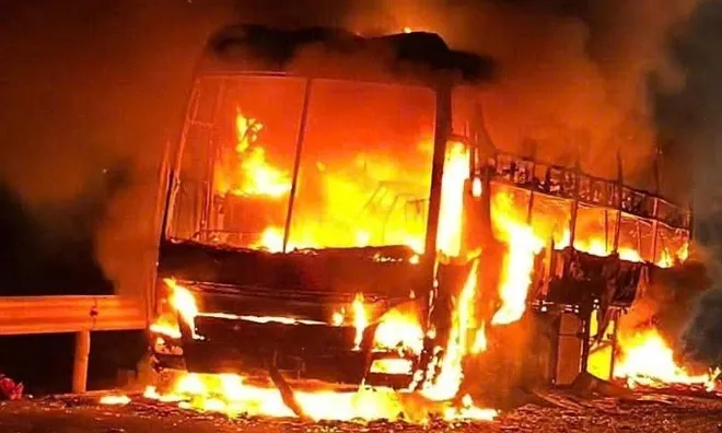Ô tô khách chở 34 người bốc cháy ngùn ngụt trong đêm