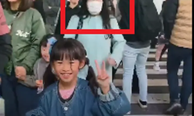 Bé gái bị một phụ nữ dùng khuỷu tay hất ngã ở ngay giữa đường: Clip ghi rõ hành động phẫn nộ, hé lộ nghi vấn hãi hùng