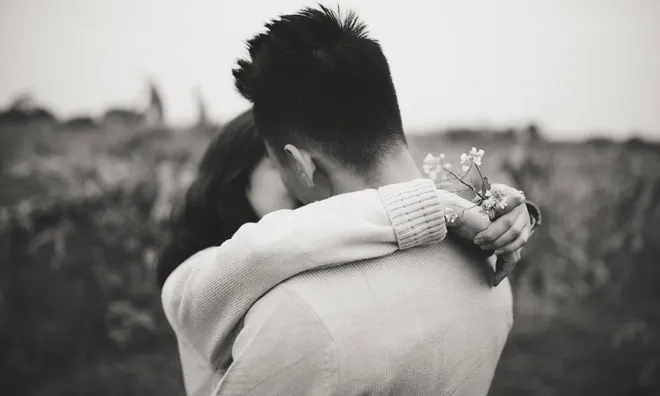 Gặp lại chồng cũ, tôi chết lặng vì người nắm tay anh