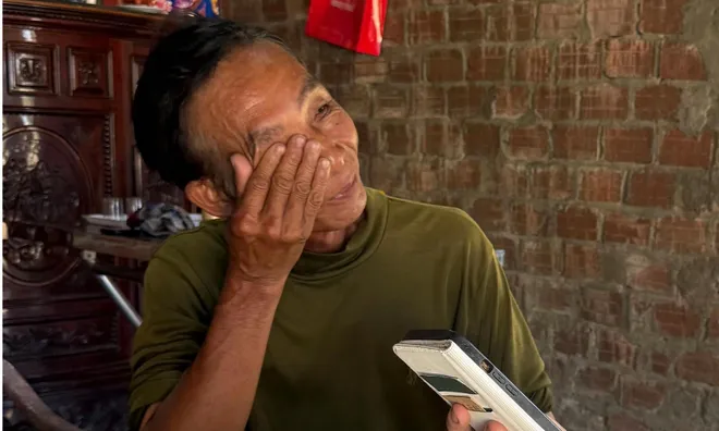 Ngư dân bật khóc khi nghe được chia sẻ của nam du khách người nước ngoài