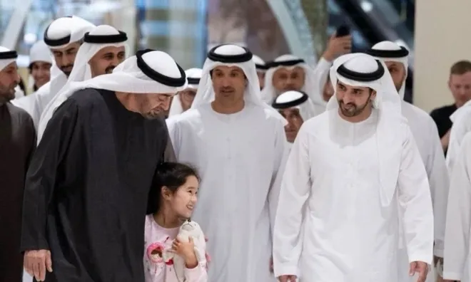 Lãnh đạo UAE đi cà phê ở trung tâm thương mại Dubai để trấn an dân