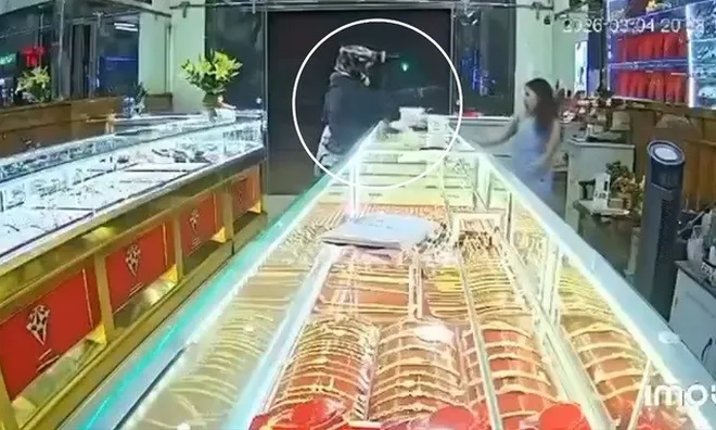 Truy tìm người đàn ông bịt mặt đe dọa bà chủ tiệm vàng ở Đắk Lắk