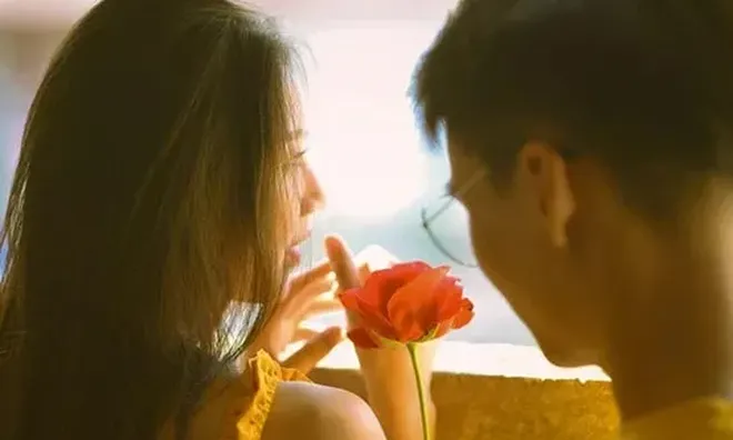 Gặp lại người yêu cũ ở quán cafe quen thuộc, tôi tiến lại gần anh và chết đứng vì 1 điều
