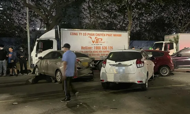 Danh tính, nồng độ cồn và hiện trường vụ tài xế ô tô mất lái, tông liên hoàn 8 xe ở Hà Nội