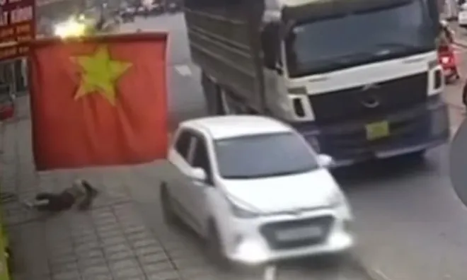 Nữ tài xế ô tô hất văng cô gái đứng trên vỉa hè rồi bỏ đi là ai?