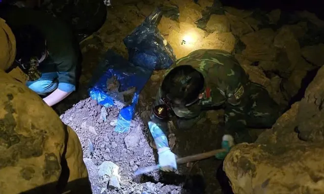 Di vật đáng chú ý tìm thấy cùng hài cốt liệt sĩ nằm trong hang đá thuộc núi Cô Loong, thôn Sê Pu, Quảng Trị