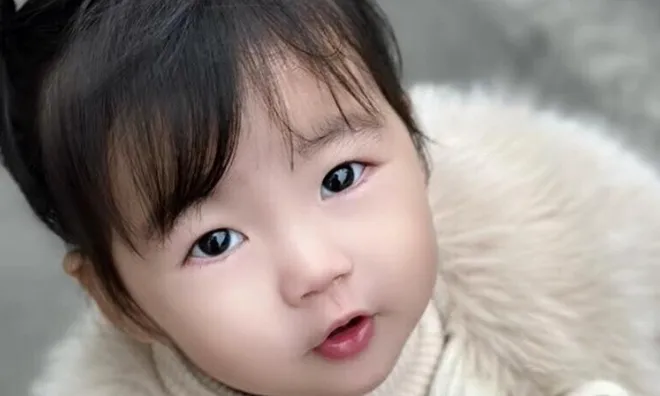 Mẹ đi xuất khẩu lao động gửi con gái xinh xắn ở quê cho bà ngoại chăm, nửa năm về không nhận ra đứa trẻ