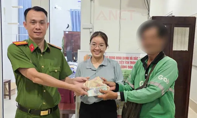 Cô gái vỡ òa niềm vui nhờ công an tìm lại được 131 triệu đồng đánh rơi trên đường