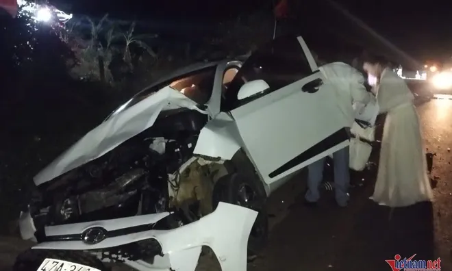 Ô tô con nát đầu sau cú tông mạnh của xe tải, hậu quả vô cùng đau lòng
