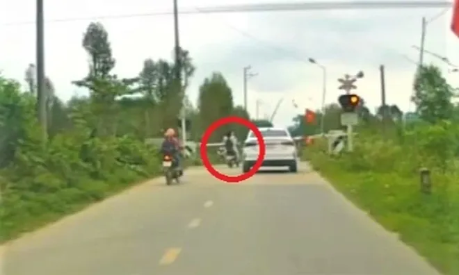 Lạnh gáy khoảnh khắc 2 nữ sinh lao qua đường ray ngay trước mũi tàu hỏa