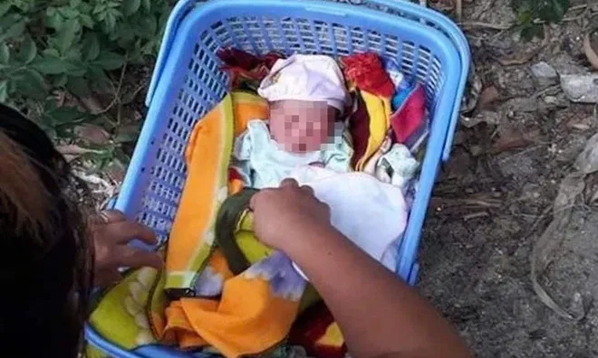 Dòng chữ xót xa bên cạnh bé trai sơ sinh bị bỏ rơi, đọc mà rớt nước mắt