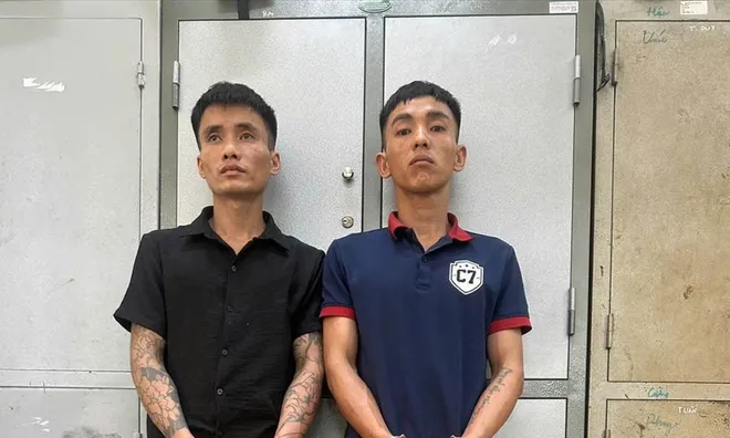 Phát hiện Quách Văn Tín và Nguyễn Văn Tâm làm 1 việc tại phòng trọ, công an lập tức đưa đi
