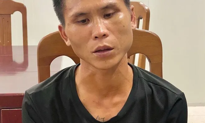 Thanh Hóa: Thanh niên ngáo bia xách dao phay vào trụ sở công an, gặp ai cũng chém bị bắt giữ