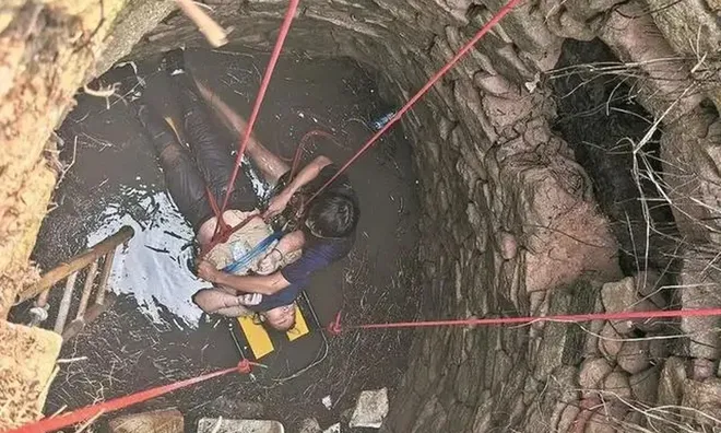 54 giờ mắc kẹt dưới giếng sâu lạnh buốt: Bà mẹ 48 tuổi sống sót thần kỳ giữa rắn độc và muỗi rừng