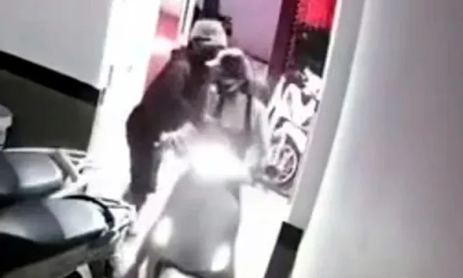 Nguy hiểm rình rập tại chung cư mini: Clip ghi lại kẻ biến thái sàm sỡ, cướp túi xách của cô gái giữa đêm khuya vắng người