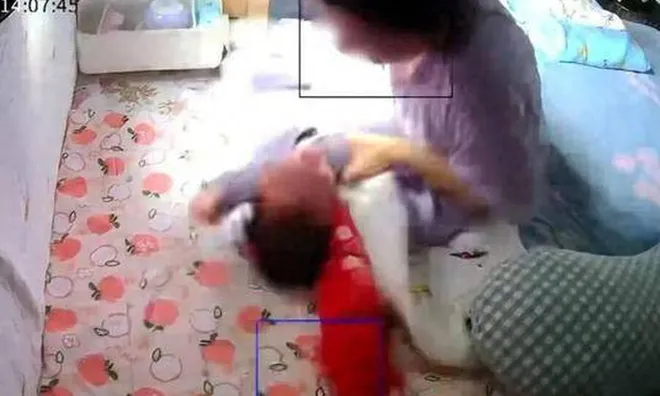 Camera giấu kín phơi bày sự thật: Bé 3 tháng tuổi bị đối xử tàn nhẫn bởi người giúp việc