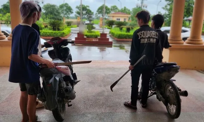 Cầm hung khí rượt đuổi nhau giữa phố, nhóm thanh niên khiến bé 6 tuổi tử vong tại chỗ, 3 người khác bị thương