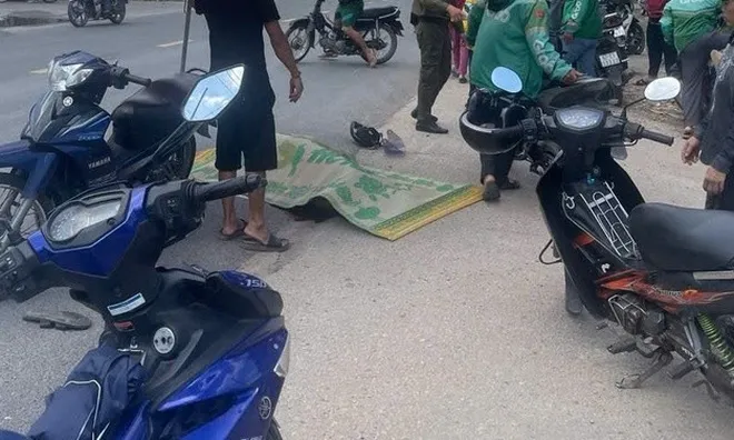 Tai nạn thương tâm giữa phố: Hai anh em đi xe máy bất ngờ trượt ngã vào gầm xe tải, anh bị cán chết, em bị thương nặng