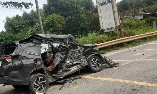 4 người thương vong, xe ô tô con nát bét sau vụ tai nạn giao thông ở Quảng Trị