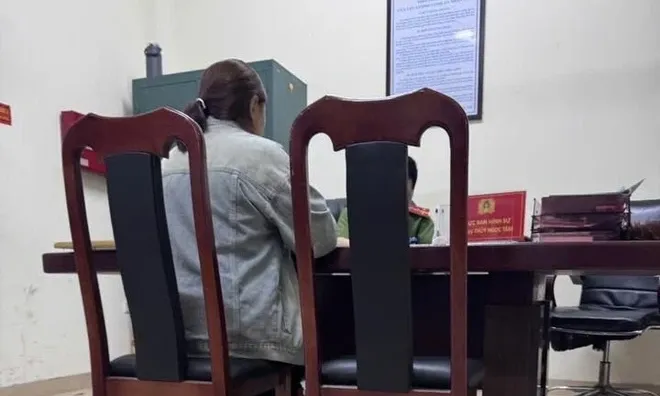 Quán ăn ở Hà Nội gây phẫn nộ khi nhân viên khoe ‘cho khách ăn rác, trộn thêm nước bọt’: Chủ quán đưa nhân viên lên đồn Công an