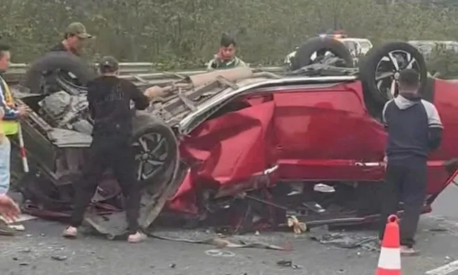 Ô tô con lật ngửa, biến dạng sau va chạm với container trên cao tốc: Tài xế tự thoát ra khỏi xe