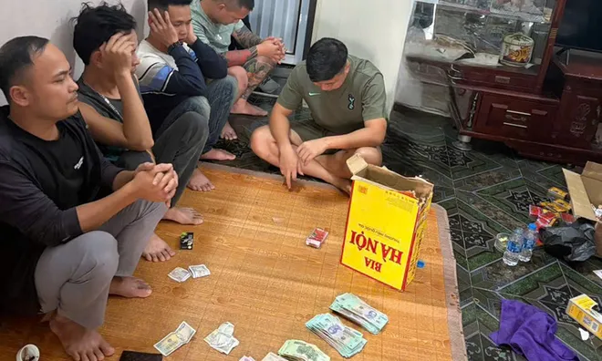 Bắt quả tang 9 người đánh bạc “ba cây” ăn tiền tại nhà dân ở Thanh Hóa