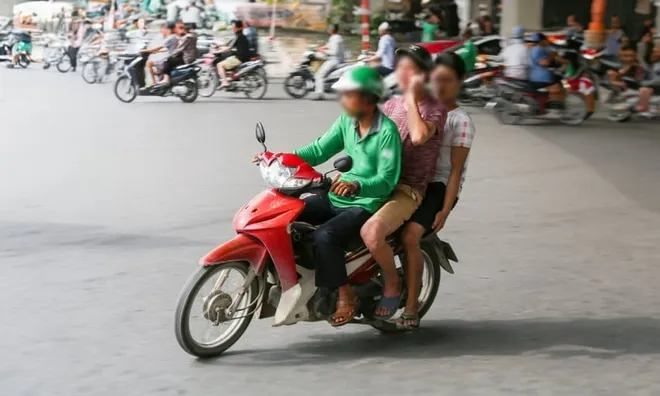 4 trường hợp xe máy "kẹp 3" mà không bị CSGT xử phạt theo quy định mới nhất