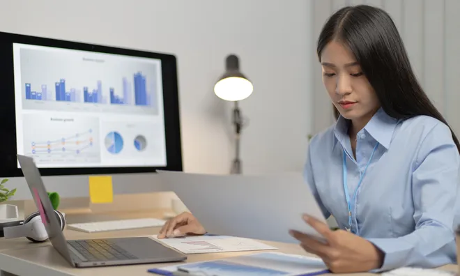Ngày đầu tiên đi làm sau khi nghỉ thai sản, mẹ chồng nói một câu khiến tim tôi nghẹn lại