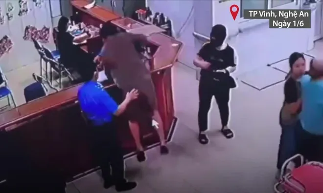 Người đàn ông bất ngờ chồm qua quầy, tấn công nhân viên y tế giữa lúc làm thủ tục