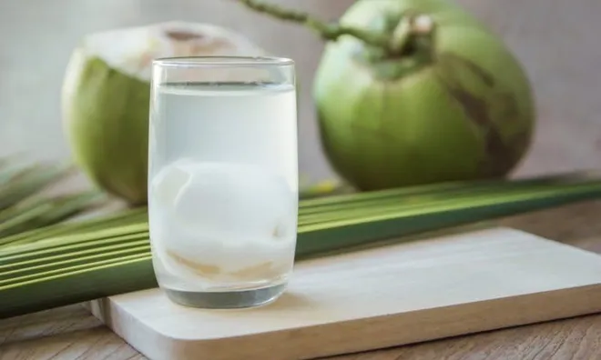 Đừng tưởng nước dừa lành tính: Uống sai có ngày rước họa vào thân