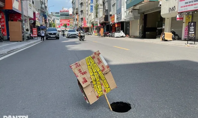 Hà Nội: Xuất hiện hố sụt sâu hơn 1m ngay giữa đường