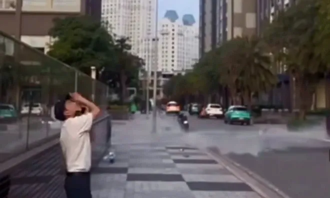 Clip: Thót tim khoảnh khắc nam thanh niên ném liền 3 bình nước 20 lít từ chung cư xuống đất