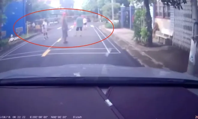 Clip: Nhóm người ngang nhiên giăng lưới đánh cầu lông giữa đường, hung hăng dọa tài xế