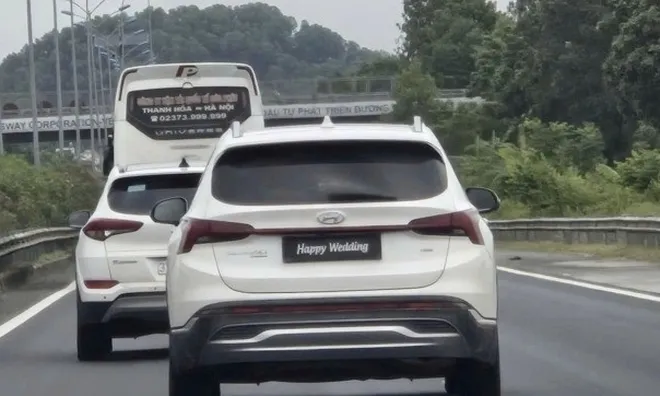 Hyundai Santa Fe che biển số bằng dòng chữ "Happy Wedding": Lộ mức phạt đắng ngắt