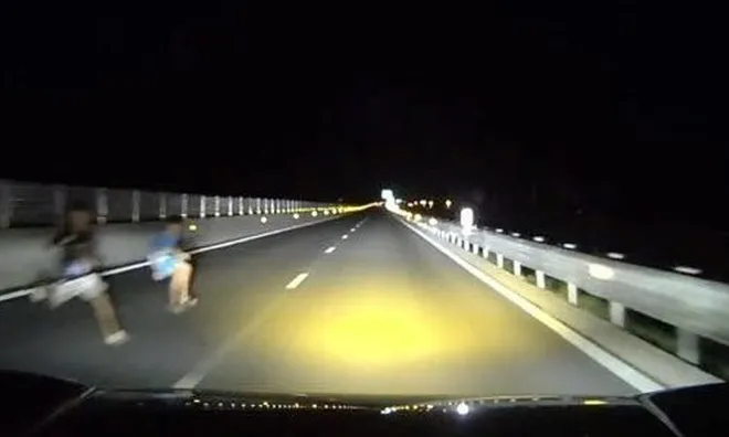 Thót tim: Hai “bóng ma” vụt qua cao tốc, suýt xảy ra tai nạn thảm khốc