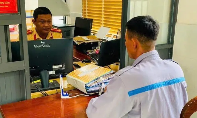 Lái xe máy lạng lách trước đầu ô tô, người đàn ông nhận cái kết đắng