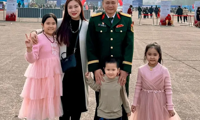 Bận diễn concert, NSND Tự Long vắng nhà trong ngày đặc biệt của con, nhưng không có bố nhóc tì lại thích hơn