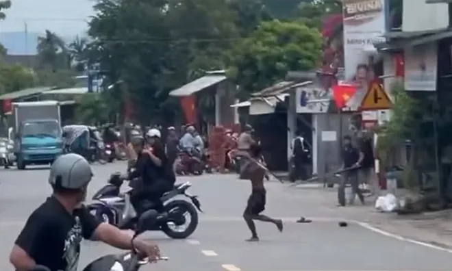Phạm Tuấn cởi trần, cầm đao dài 1m đuổi chém người dân trên tỉnh lộ, bị hàng chục cảnh sát bao vây bắt giữ