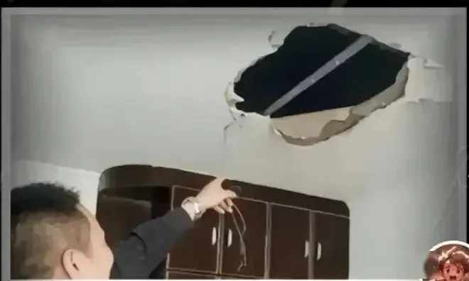Trong lúc thay bóng đèn, người đàn ông choáng váng phát hiện 285 tỷ đồng giấu trên trần nhà