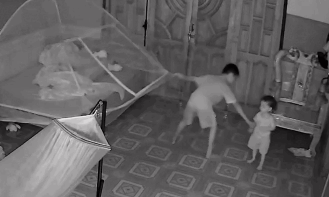 Clip anh trai trông em gây “bão mạng”: Làm anh đâu phải chuyện đùa!